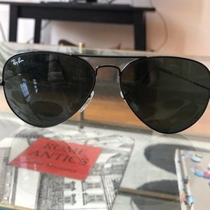 Black Ray ban aviators
